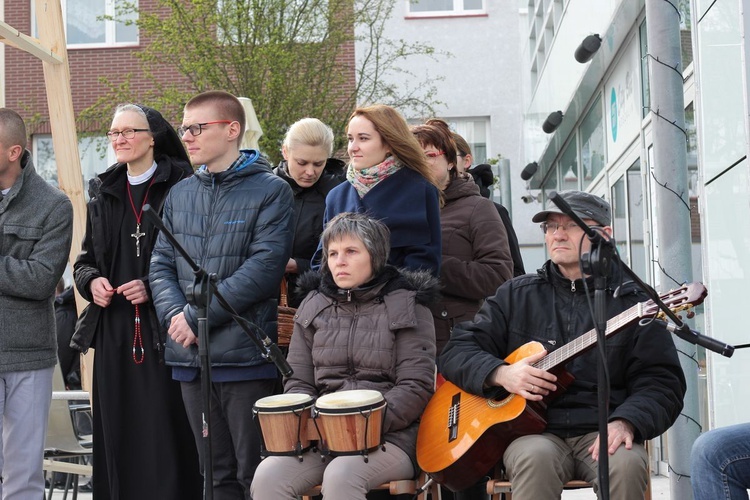 Koronka do Bożego Miłosierdzia na rynku w Koszalinie