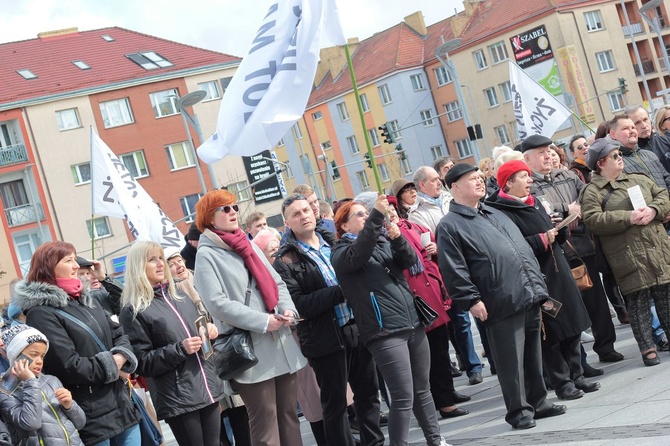 Koronka do Bożego Miłosierdzia na rynku w Koszalinie