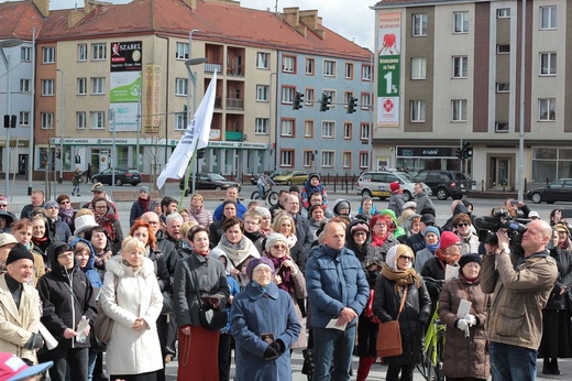 Koronka do Bożego Miłosierdzia na rynku w Koszalinie