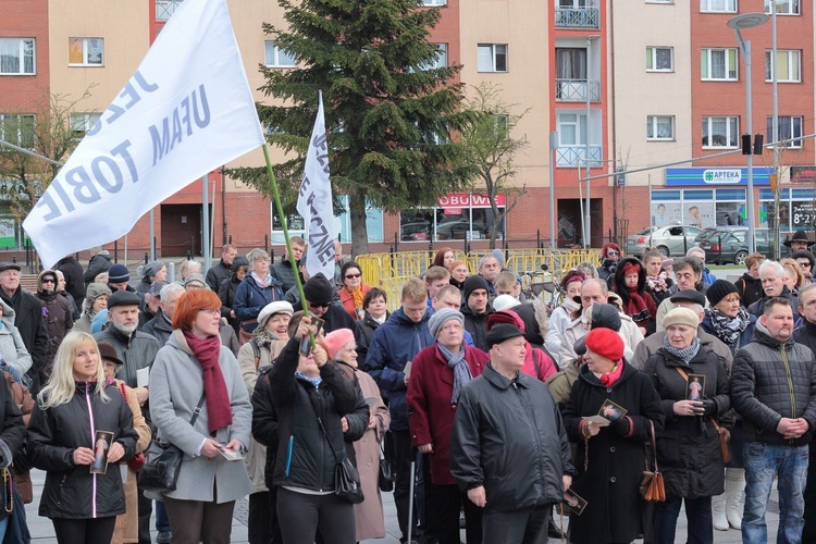 Koronka do Bożego Miłosierdzia na rynku w Koszalinie