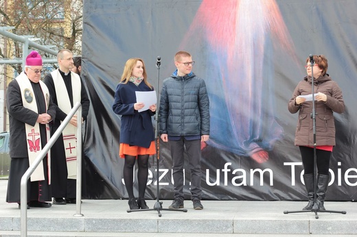 Koronka do Bożego Miłosierdzia na rynku w Koszalinie