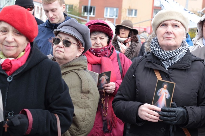 Koronka do Bożego Miłosierdzia na rynku w Koszalinie