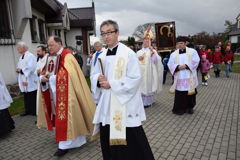 Procesja z ikoną jasnogórską podąża wokół kościoła