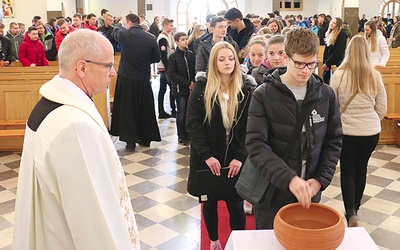 ◄	Młodzi odnowili przyrzeczenia chrzcielne.