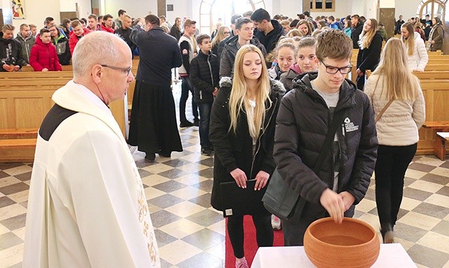 ◄	Młodzi odnowili przyrzeczenia chrzcielne.