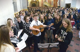 ▲	Maturzyści z diecezji radomskiej wypełnili bazylikę jasnogórską.