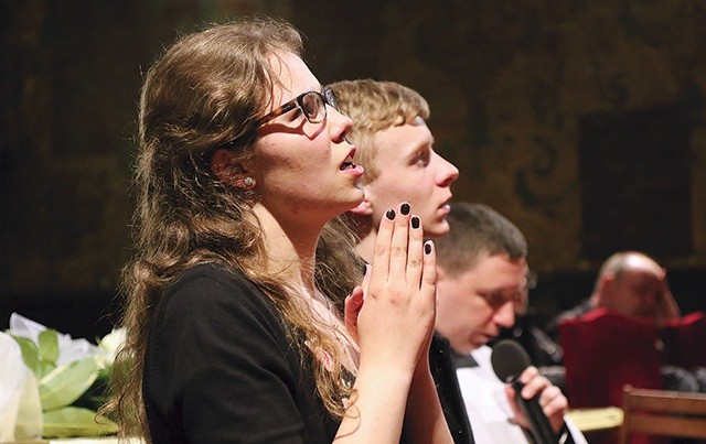 W imieniu uczniów akt zawierzenia Matce Bożej złożyli Agnieszka Gorzelna i Mateusz Wiszniowski.