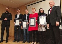 Podczas debaty rozstrzygnięto konkurs dla dziennikarzy. Wśród laureatów byli: M. Szczęch, L. Kalinowski, E. Samsel-Czerniawska i E. Rymarowicz. Nagrody wręczyli Władysław Dajczak, wojewoda lubuski, i Piotr Bromber, dyrektor NFZ.