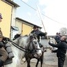 ▼	Motocykliści przekazali sztafetową pałeczkę jeźdźcom na koniach. Pierwszy z lewej ks. Rafał Przybyła.