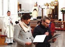 ▲	W trakcie Eucharystii katecheci diecezji świdnickiej złożyli akt oddania się Matce Bożej.