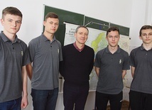 ◄	Gimnazjaliści ze swym nauczycielem.