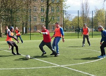 ▲	Nasi kapłani to ludzie wielu talentów. Gra w piłkę nożną jest jednym z nich. 