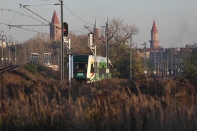 ▲	Korzystanie z tego – do niedawna wydawałoby się nieco już niemodnego – środka transportu staje się dziś synonimem nowoczesności. 