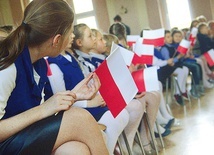 ▲	Każdy festiwal patriotyczno-religijny w Krzeszowie imponuje zaangażowaniem młodych, dumnych ze swoich narodowych barw.
