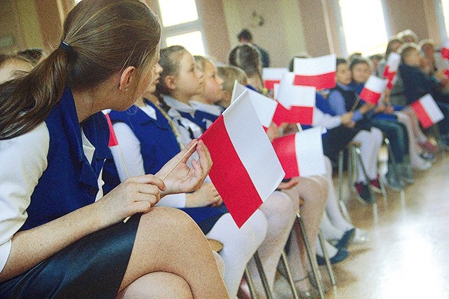 ▲	Każdy festiwal patriotyczno-religijny w Krzeszowie imponuje zaangażowaniem młodych, dumnych ze swoich narodowych barw.