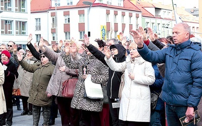 ▲	Kilkuset zgromadzonych wyciągnęło dłonie ku wizerunkowi Jezusa Miłosiernego.