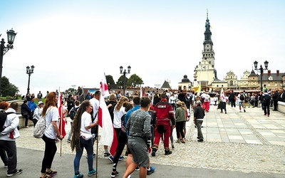 ▼	Każdy, kto choć raz był  na pielgrzymce, przyznaje, że wejście do Częstochowy jest niezapomnianym przeżyciem. – Tego nie da się opisać słowami – potwierdza ks. Marcin Kościński.  Na zdjęciu:  wejście pielgrzymów  13 sierpnia 2016 roku.