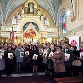 ▲	Wyróżnieni z bp. Salaterskim w zabawskim sanktuarium.