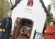 ▲	Pani Krystyna, która od 50 lat opiekuje się kapliczką, i ks. Andrzej Wanat, proboszcz Laskowej.