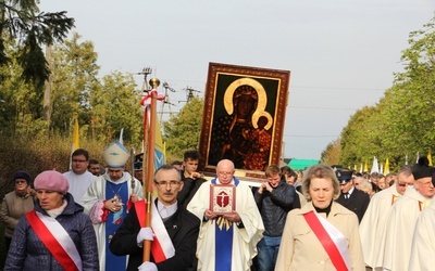 Procesja z ikoną jasnogórską wiodła udekorowaną aleją