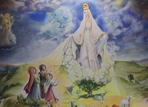 Maryja podająca różaniec i ucząca dzieci fatimskie modlitwy (fragment malowidła z prezbiterium kościoła św. Jana Pawła II w Ciechanowie).