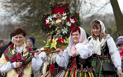 Podczas pielgrzymki z Roszkowej Woli do Żdżar wierni na ramionach niosą relikwie błogosławionej.