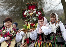 Podczas pielgrzymki z Roszkowej Woli do Żdżar wierni na ramionach niosą relikwie błogosławionej.