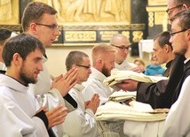▲	Zakonnicy wyświęceni na diakonów przyjmują szaty liturgiczne. 
