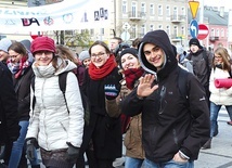 ▲	Przejście przez centrum Częstochowy było wyraźnym świadectwem wiary.