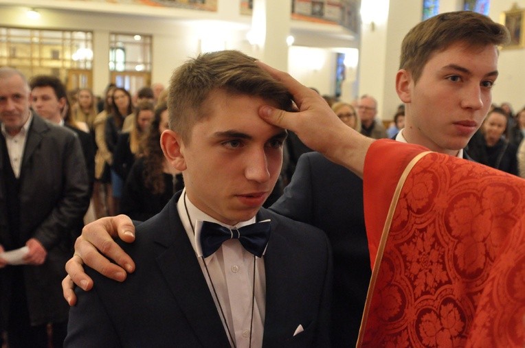 Bierzmowanie w kościele pw. św. Jana Nepomucena w Bochni