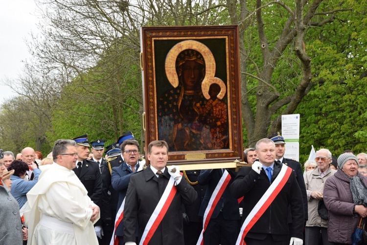 Powitanie ikony MB Częstochowskiej w parafii św. Jadwigi w Kutnie