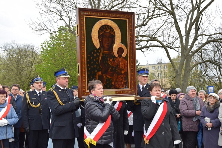 Powitanie ikony MB Częstochowskiej w parafii św. Jadwigi w Kutnie