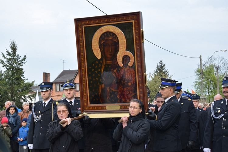 Powitanie ikony MB Częstochowskiej w parafii św. Jadwigi w Kutnie