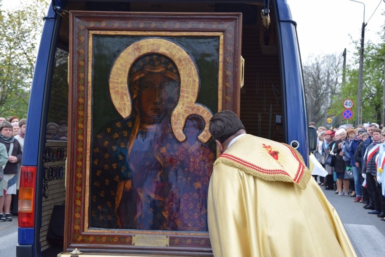 Powitanie ikony MB Częstochowskiej w parafii św. Jadwigi w Kutnie
