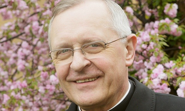 Jeśli po rekolekcjach na hali zostanie w formacji choć kilkadziesiąt ludzi, to znaczy, że warto było zapłacić każdą cenę i należy to robić do upadłego – uważa bp Edward Dajczak.