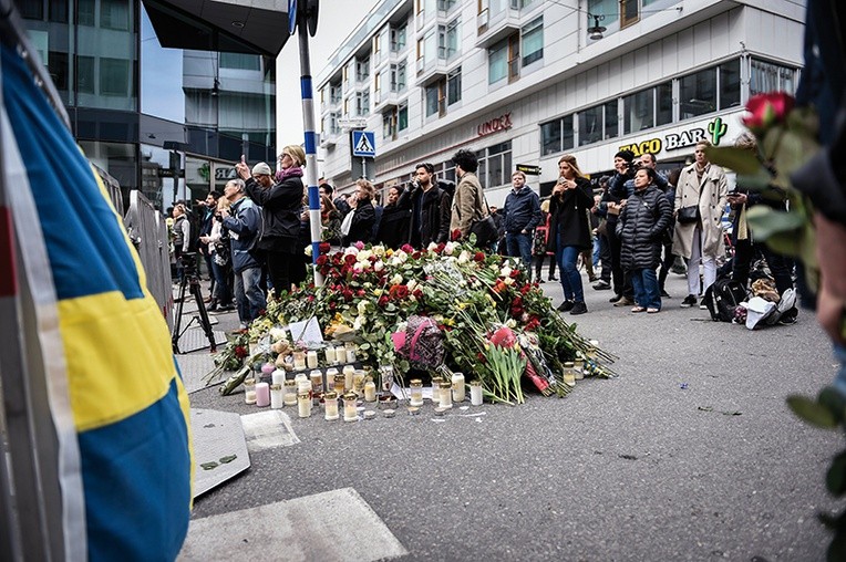 Miejsce w centrum Sztokholmu, gdzie Rachmat Akiłow wjechał ciężarówką w tłum, zabijając 4 osoby i raniąc kilkanaście.