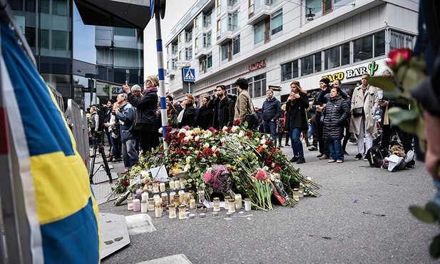 Miejsce w centrum Sztokholmu, gdzie Rachmat Akiłow wjechał ciężarówką w tłum, zabijając 4 osoby i raniąc kilkanaście.