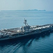 Amerykański lotniskowiec USS Carl Vinson wysłany przez prezydenta USA Trumpa w kierunku Półwyspu Koreańskiego jako reakcja na testowanie przez Koreę Północną pocisków balistycznych.