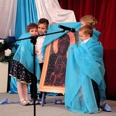 Dzieci z przedszkola "Pod Świerkami" podczas występu przytuliły się do obrazu Matki Bożej Częstochowskiej