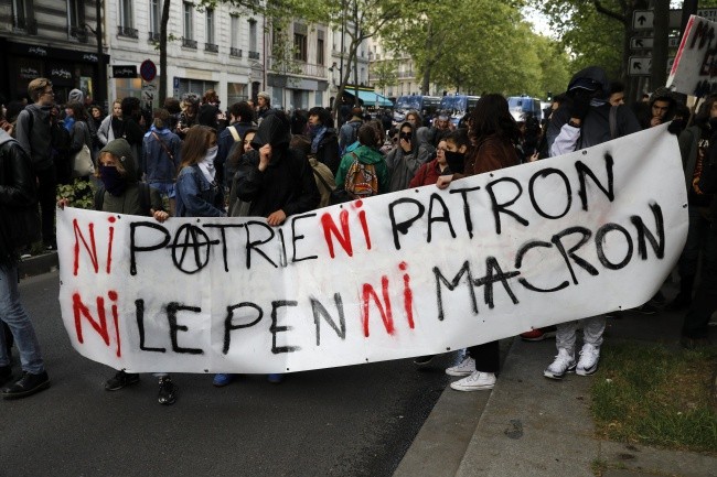 Protest młodzieży przeciwko wyborowi między Macronem a Le Pen