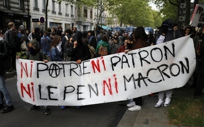 Protest młodzieży przeciwko wyborowi między Macronem a Le Pen