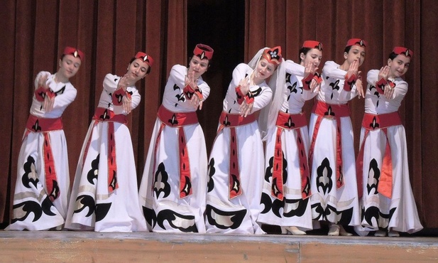 Tancerki zachwyciły wykonaniem ormiańskich układów tanecznych