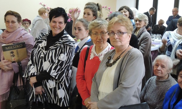 Wolontariusze i przyjaciele bielskiego hospicjum na jubileuszowych obchodach