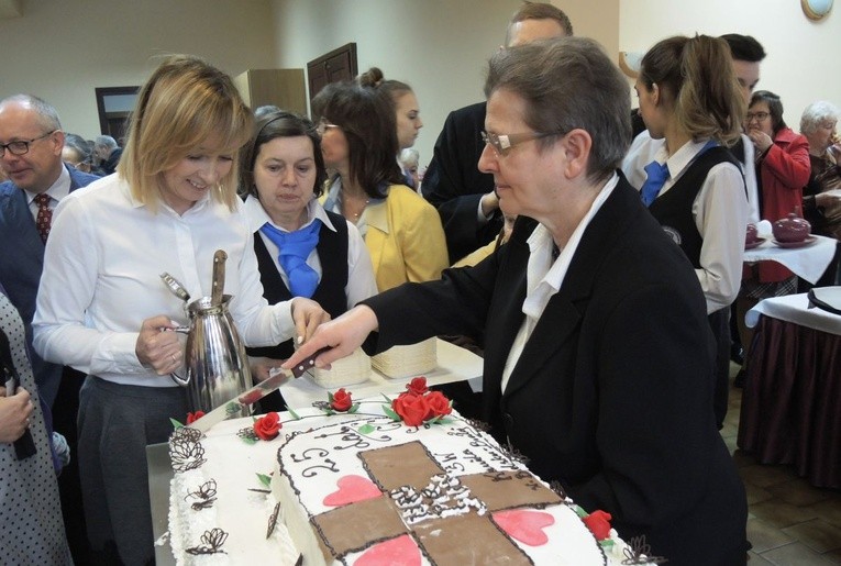 Urodzinowy tort Hospicjum św. Kamila podzieliła dr Anna Byrczek