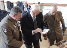Rodziny jeńców z Murnau pokazały rodzinne pamiątki zostawione przez swoich ojców i dziadków
