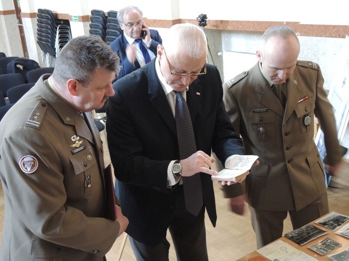 Rodziny jeńców z Murnau pokazały rodzinne pamiątki zostawione przez swoich ojców i dziadków