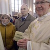 Reprezentanci dekanatu czarnoleskiego z dziekanem ks. kan. Augustynem Rymarczykiem w radomskiej katedrze podczas przekazania różańców i świec na Jerycho Różańcowe