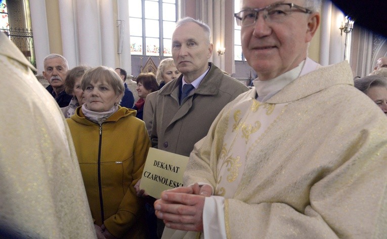 Reprezentanci dekanatu czarnoleskiego z dziekanem ks. kan. Augustynem Rymarczykiem w radomskiej katedrze podczas przekazania różańców i świec na Jerycho Różańcowe