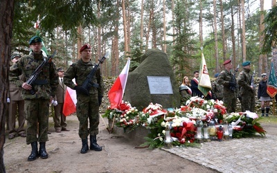 W miejscu śmierci bohatera zabrzmi honorowa salwa oraz zostaną złożone wieńce i wiązanki kwiatów