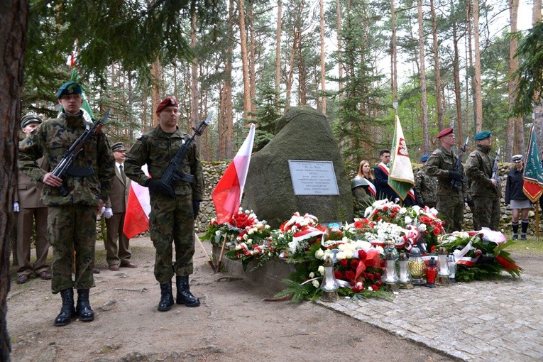 W miejscu śmierci bohatera zabrzmi honorowa salwa oraz zostaną złożone wieńce i wiązanki kwiatów